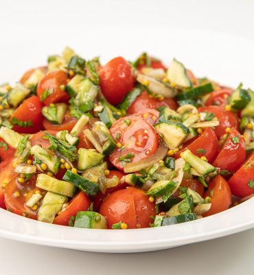 Salata sa paradajzom, krastavcem i lukom