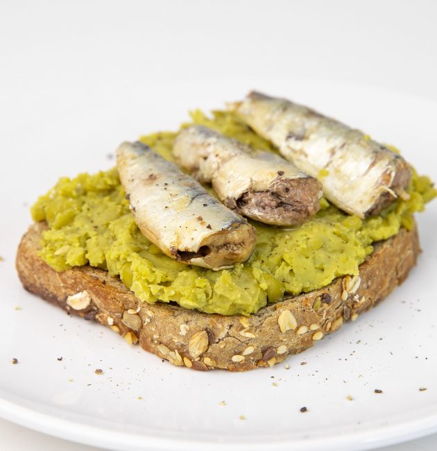 Tost sa graškom i sardinama