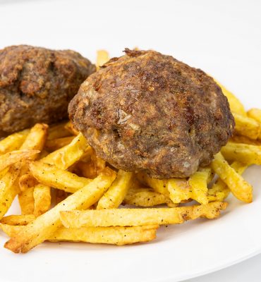 Pljeskavice i pomfrit iz friteze na vrući zrak