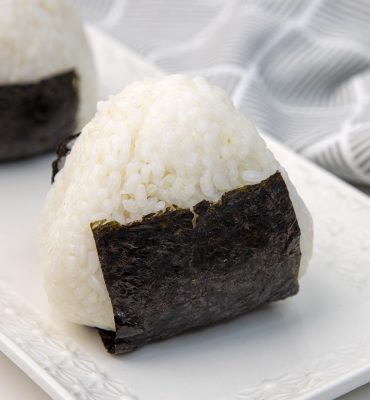 Onigiri sa tunom i majonezom
