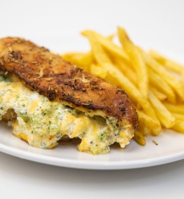 Pileći file sa brokulom i sirom iz friteze na vrući zrak