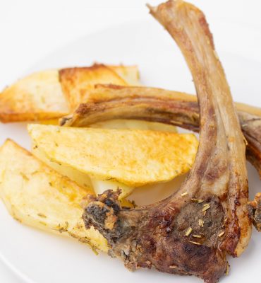 Janjeći kotelti sa krompirom iz friteze na vrući zrak