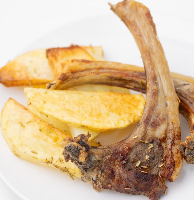 Janjeći kotelti sa krompirom iz friteze na vrući zrak