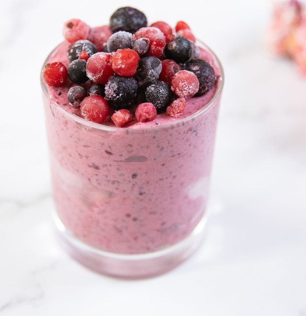 Chia puding sa šumskim voćem