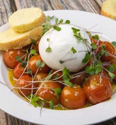 Salata od burrate i cherry paradajza