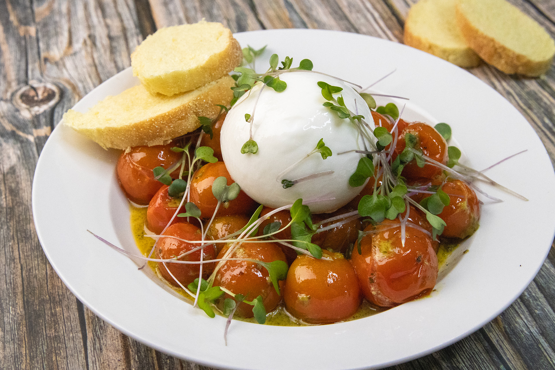 Salata od burrate i cherry paradajza