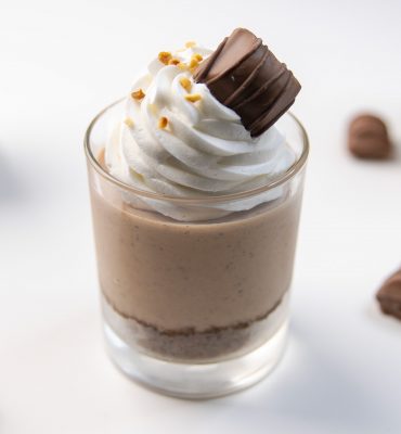 Desert u čaši sa mascarpone sirom, nutellom i lješnjacima