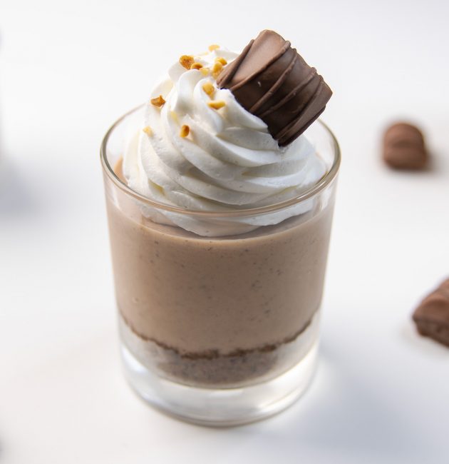 Desert u čaši sa mascarpone sirom, nutellom i lješnjacima
