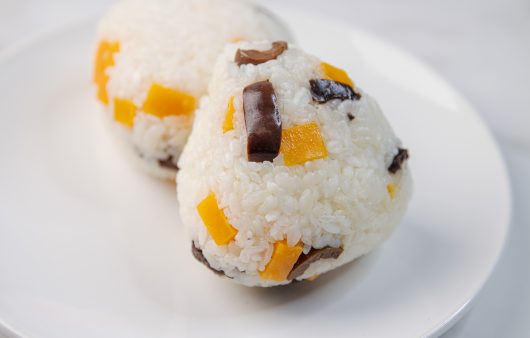 Onigiri sa maslinama i sirom