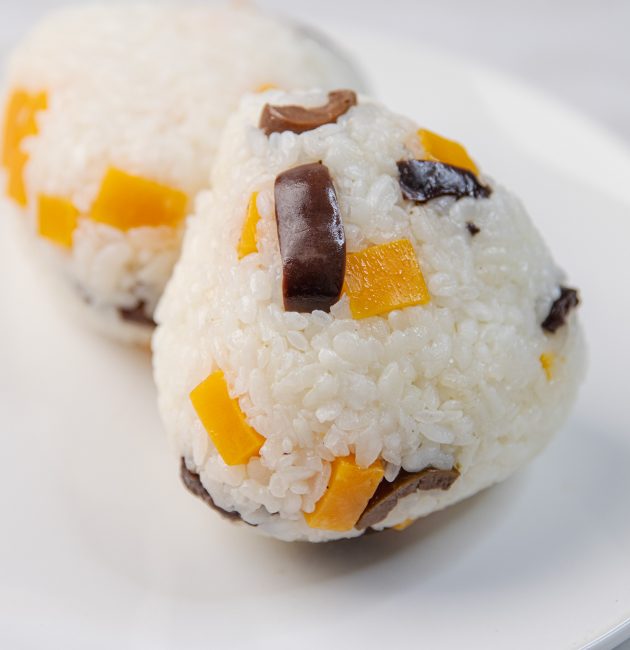 Onigiri sa maslinama i sirom