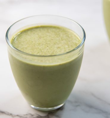 Zeleni smoothie sa špinatom i jagodama