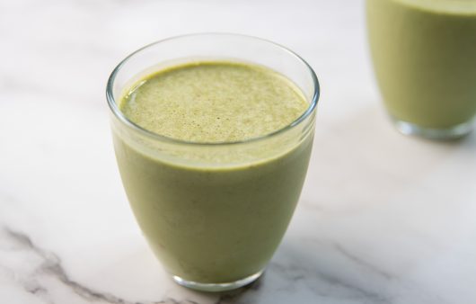 Zeleni smoothie sa špinatom i jagodama
