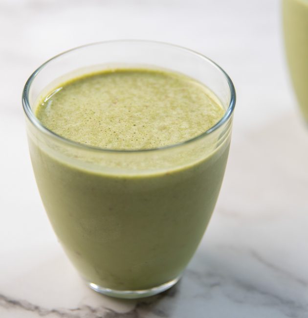 Zeleni smoothie sa špinatom i jagodama