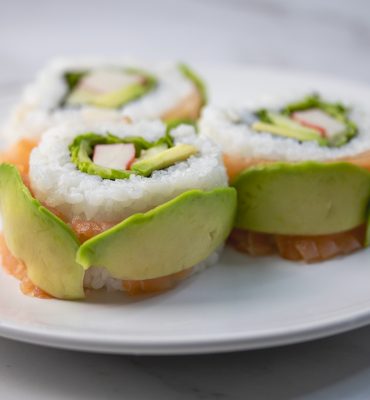 Domaći sushi sa dimljenim lososom i avokadom