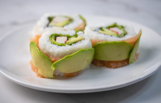 Domaći sushi sa dimljenim lososom i avokadom