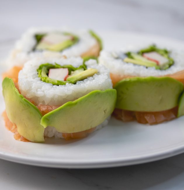 Domaći sushi sa dimljenim lososom i avokadom