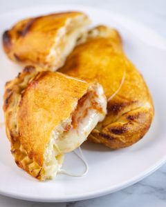 Po želi premažite sa malo paradajz sosa i pecite u fritezi na vrući zrak na 160°C oko 10 minuta. Poslužite odmah.