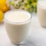 Smoothie od limuna i mlijeka od lješnjaka