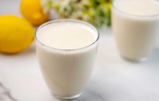 Smoothie od limuna i mlijeka od lješnjaka