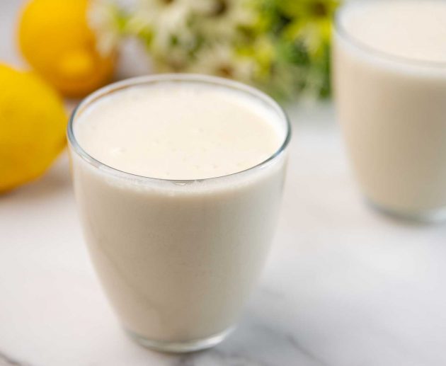 Smoothie od limuna i mlijeka od lješnjaka
