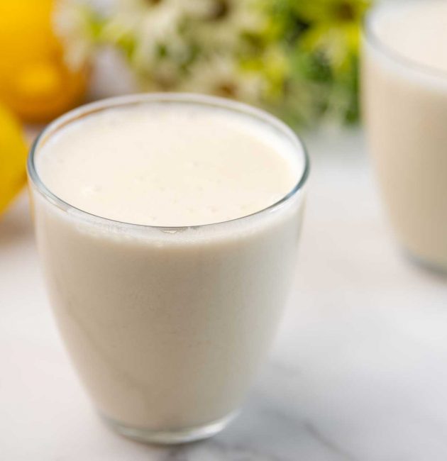 Smoothie od limuna i mlijeka od lješnjaka
