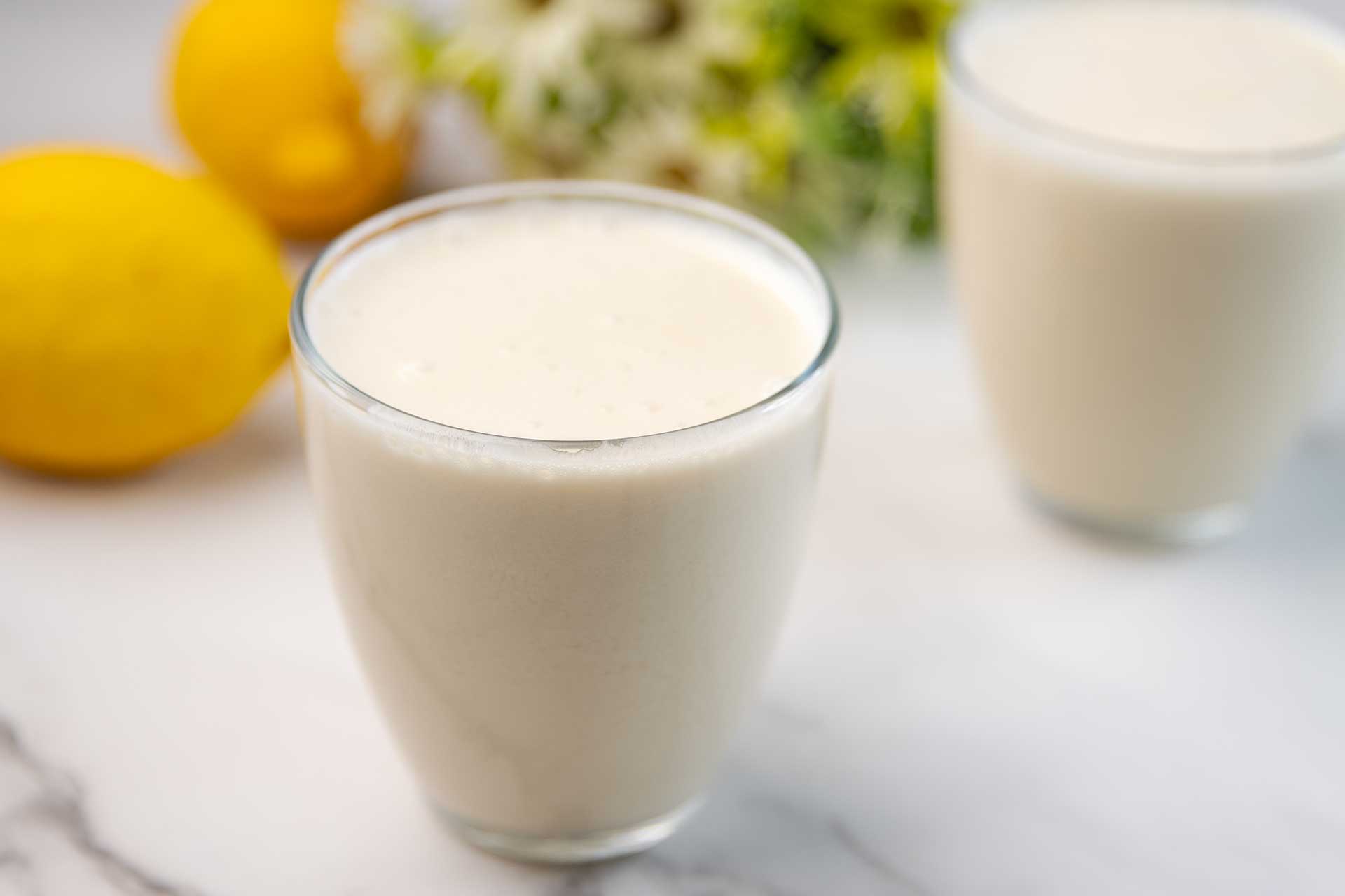 Smoothie od limuna i mlijeka od lješnjaka