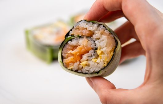 Domaći sushi sa lososom i krastavcem