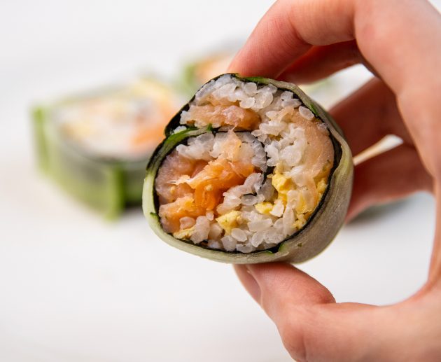 Domaći sushi sa lososom i krastavcem