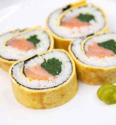 Domaći sushi sa lososom i krastavcem