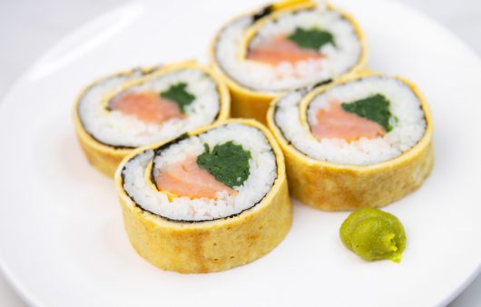 Domaći sushi sa lososom i krastavcem