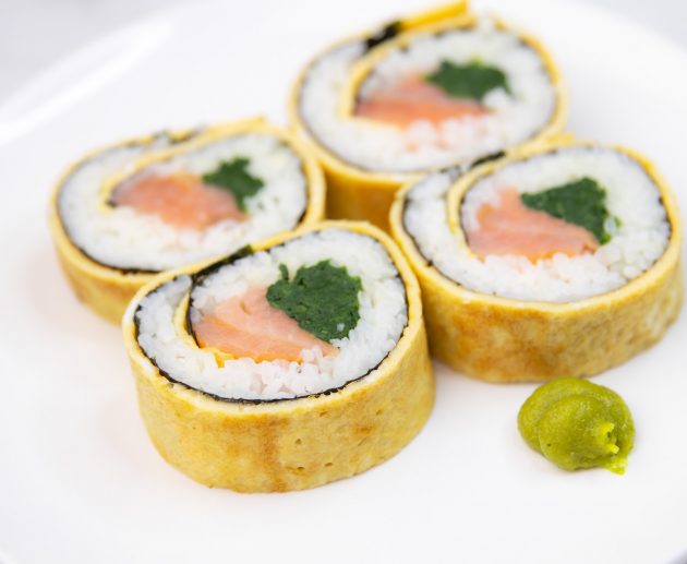 Domaći sushi sa lososom i krastavcem