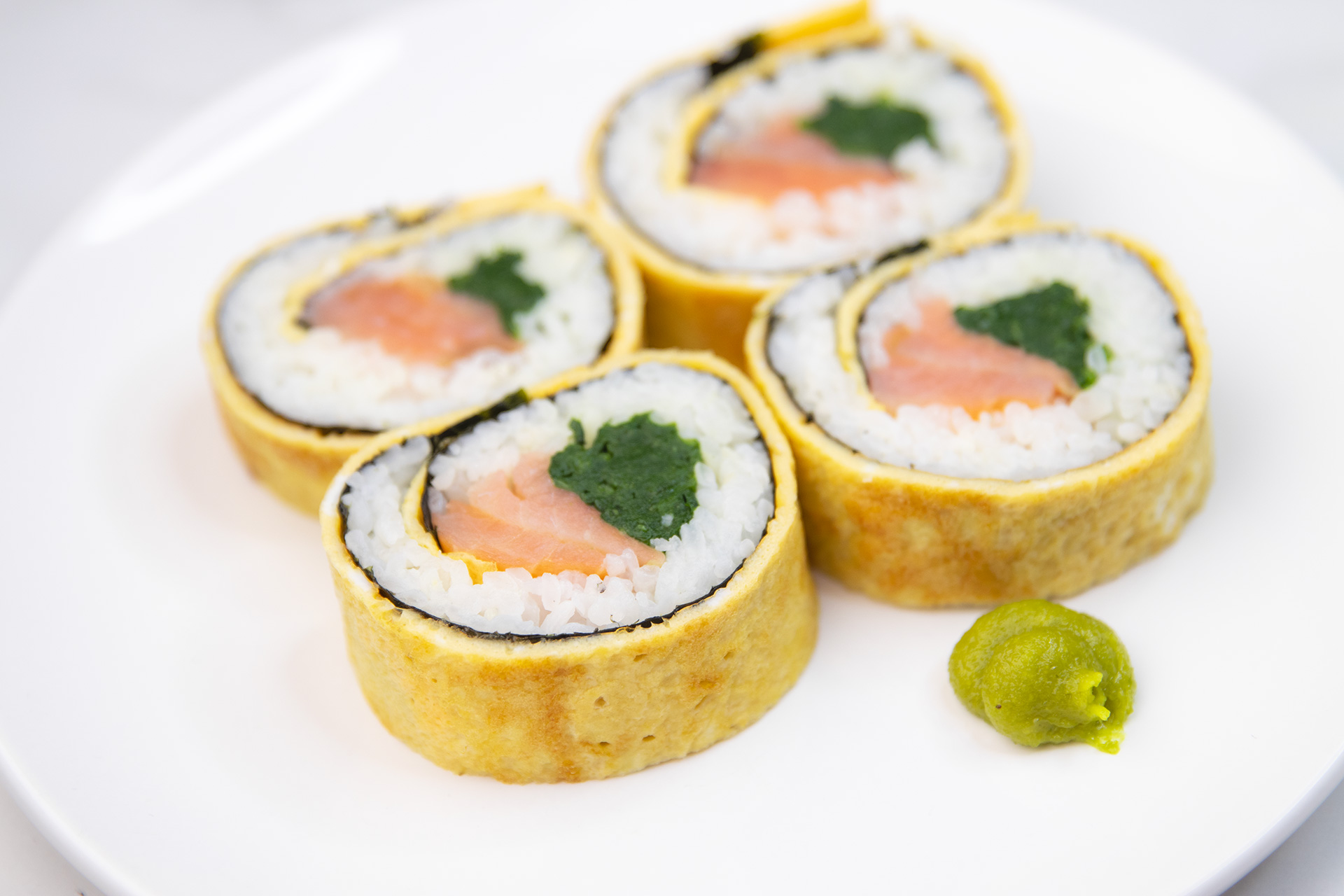 Domaći sushi sa lososom i krastavcem