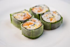 Domaći sushi sa lososom i krastavcem