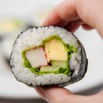 Domaći sushi sa surimijem, krastavcem i zelenom salataom