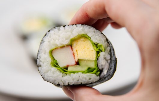 Domaći sushi sa surimijem, krastavcem i zelenom salataom