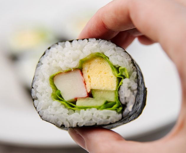 Domaći sushi sa surimijem, krastavcem i zelenom salataom