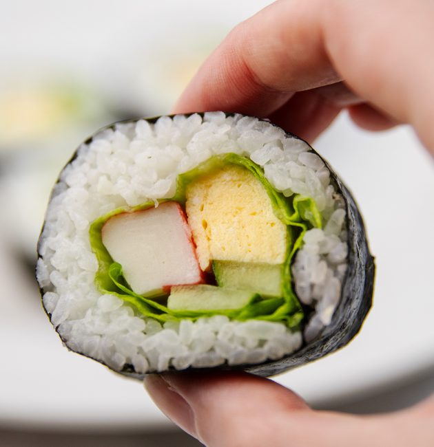Domaći sushi sa surimijem, krastavcem i zelenom salataom