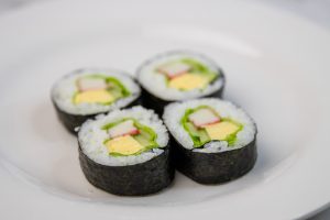 Domaći sushi sa surimijem, krastavcem i zelenom salataom