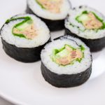 Domaći sushi sa tunom, zelenom salatom i krastavcem