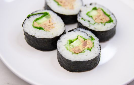 Domaći sushi sa tunom, zelenom salatom i krastavcem