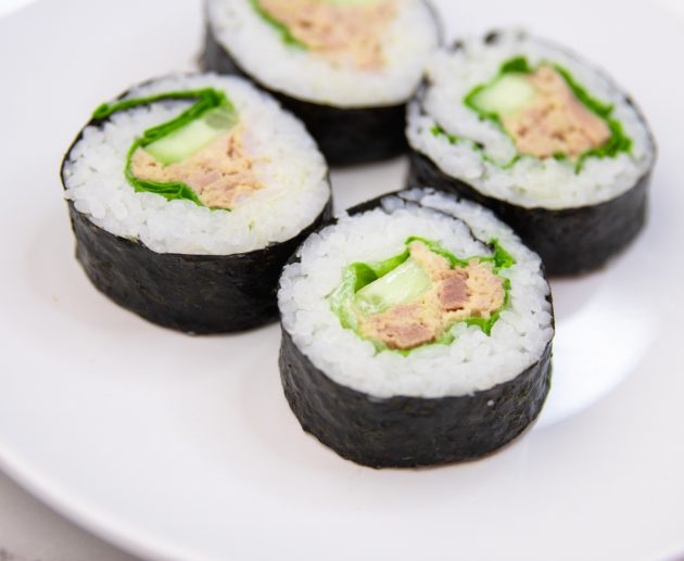 Domaći sushi sa tunom, zelenom salatom i krastavcem