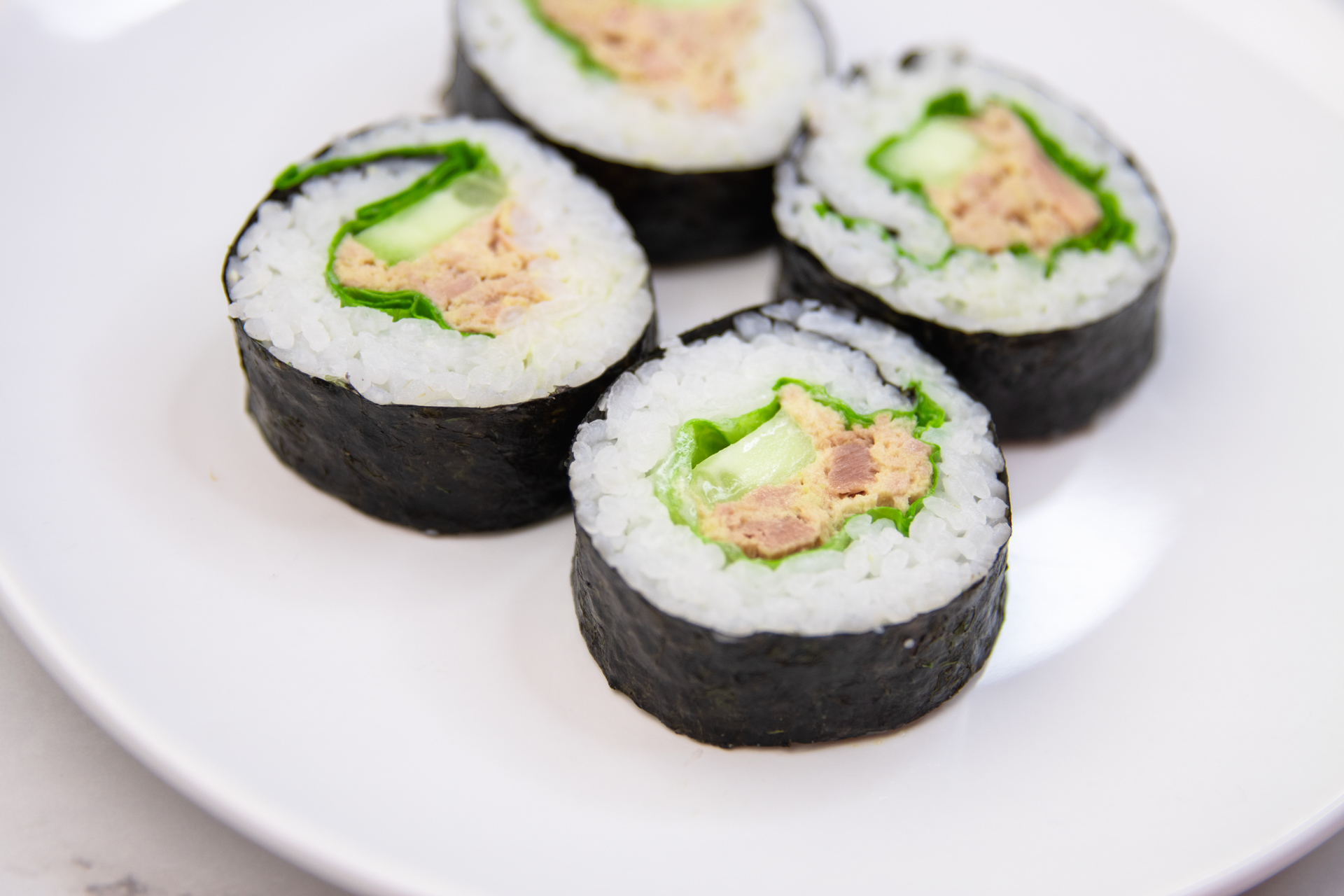 Domaći sushi sa tunom, zelenom salatom i krastavcem