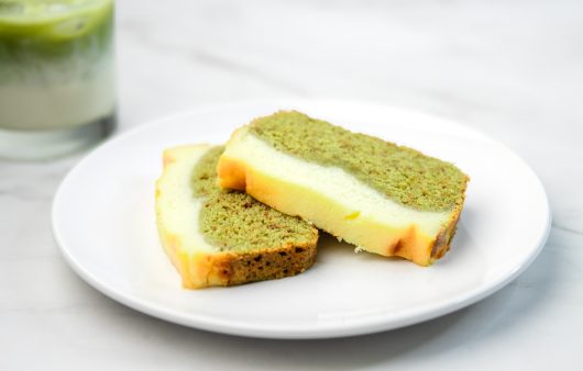 Cheesecake s matcha podlogom