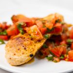 Pileći file sa salatom od paradajza i peršuna