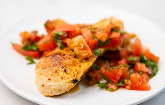 Pileći file sa salatom od paradajza i peršuna