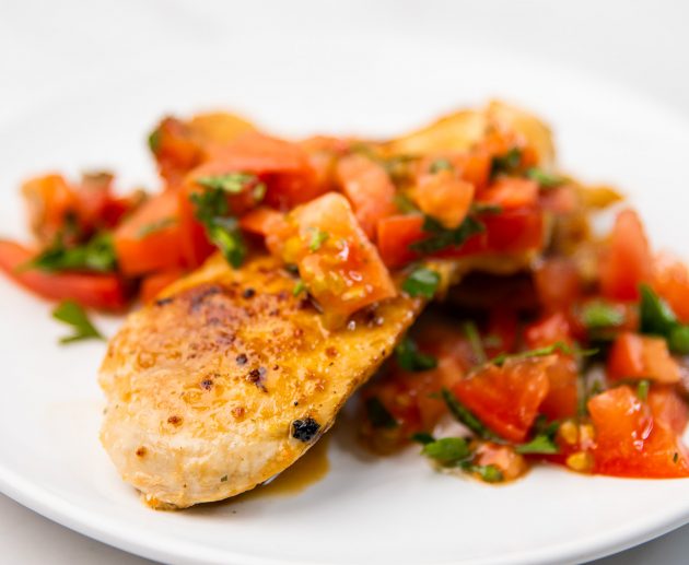 Pileći file sa salatom od paradajza i peršuna