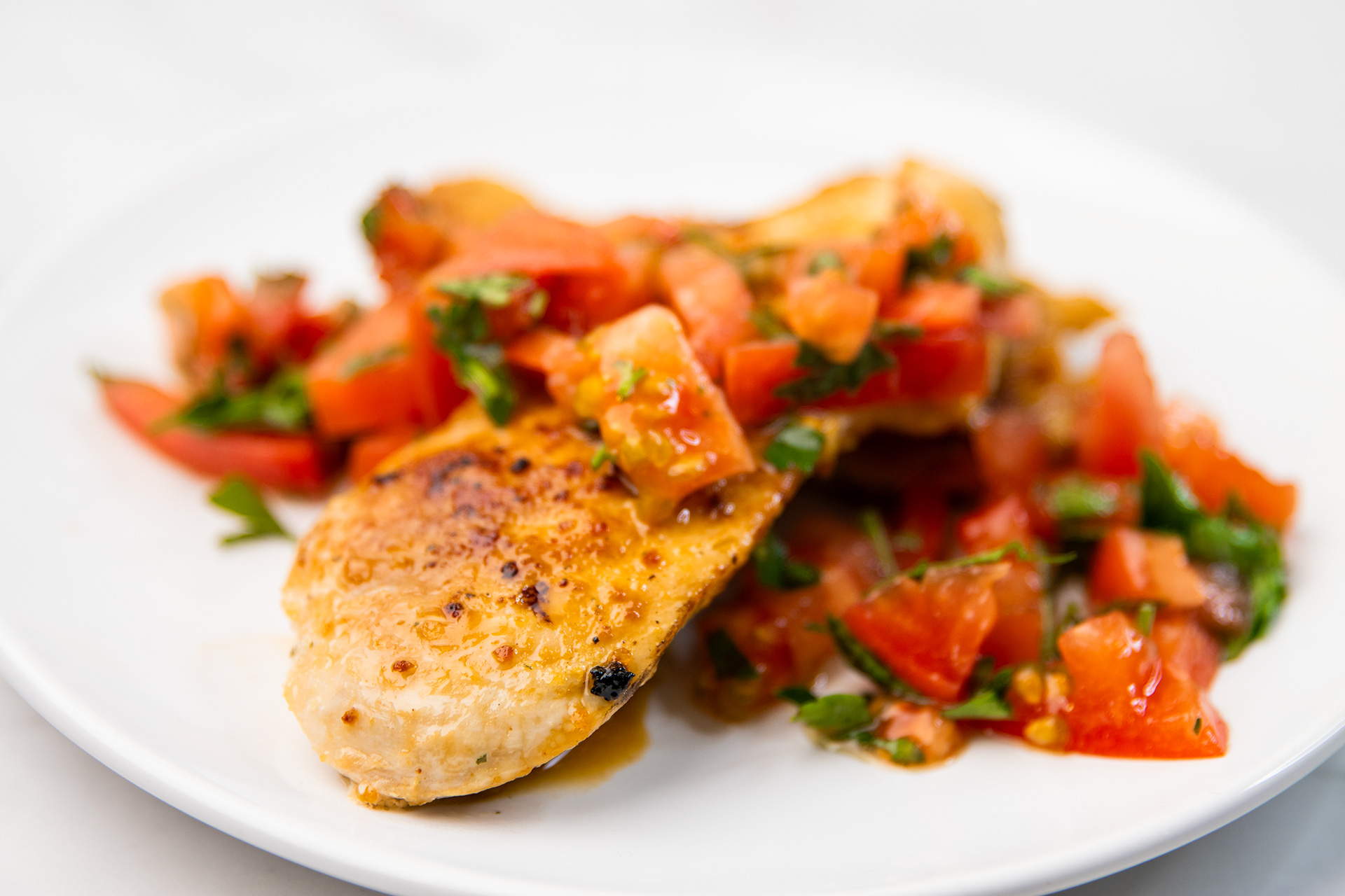 Pileći file sa salatom od paradajza i peršuna