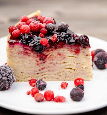 Torta od palačinki sa šumskim voćem