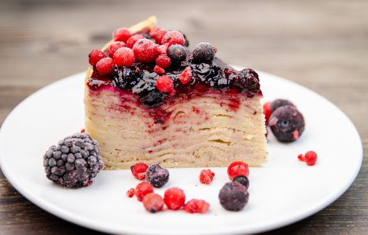 Torta od palačinki sa šumskim voćem
