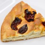 Focaccia sa sušenim paradajzom, crnim maslinama i ružmarinom